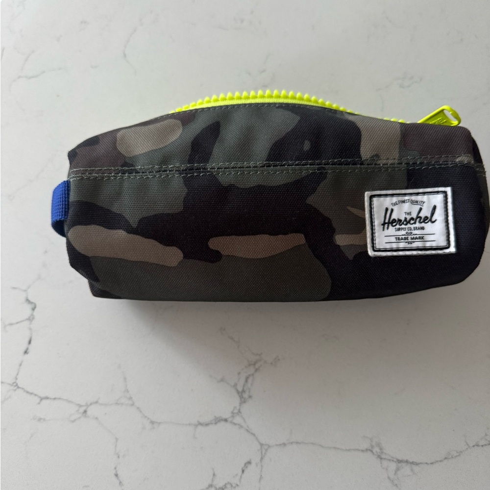 herschel Camo pencil case with contrasting zipper